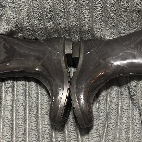 UGG rain boots, black.  Like new. Size 8 - Picture 3 of 11
